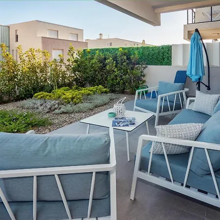 Апартаменты Sea View With Garden Joshua