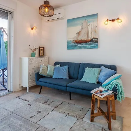 Апартаменты Sea View With Garden Joshua *