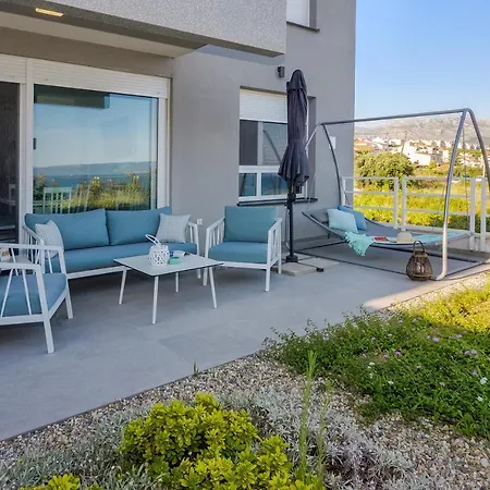 Апартаменты Sea View With Garden Joshua