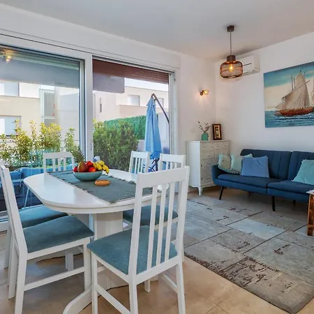 Sea View With Garden Joshua Апартаменты *